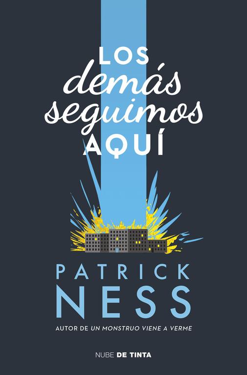 LOS DEMÁS SEGUIMOS AQUÍ | 9788416588008 | NESS, PATRICK | Llibreria Ombra | Llibreria online de Rubí, Barcelona | Comprar llibres en català i castellà online