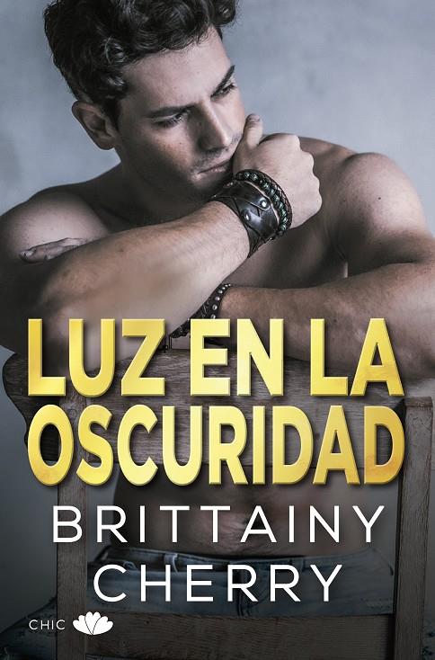 LUZ EN LA OSCURIDAD | 9788417972523 | CHERRY, BRITTAINY | Llibreria Ombra | Llibreria online de Rubí, Barcelona | Comprar llibres en català i castellà online